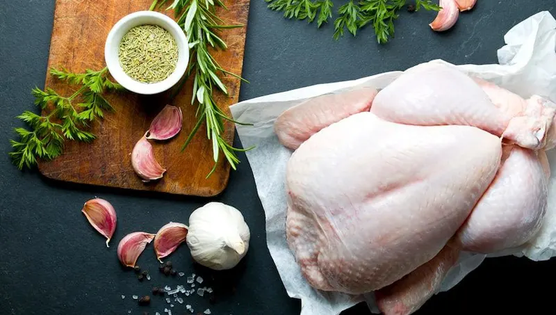بوی مرغ خورشتی را چگونه از بین ببریم؟