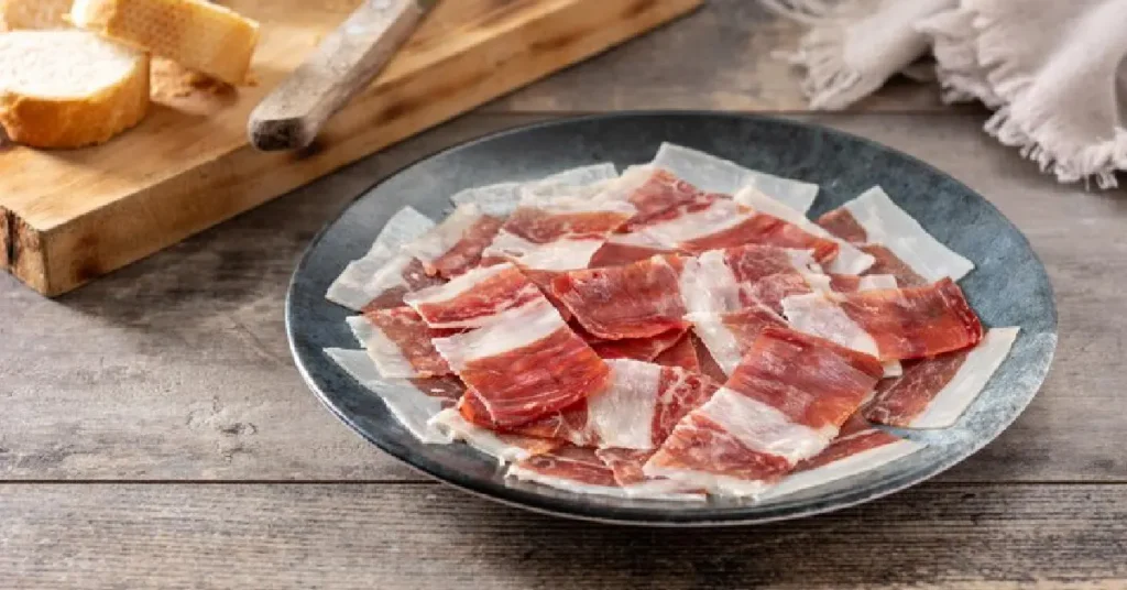 سالامی (Salami) نوعی سوسیس کیورشده و تخمیرشده است