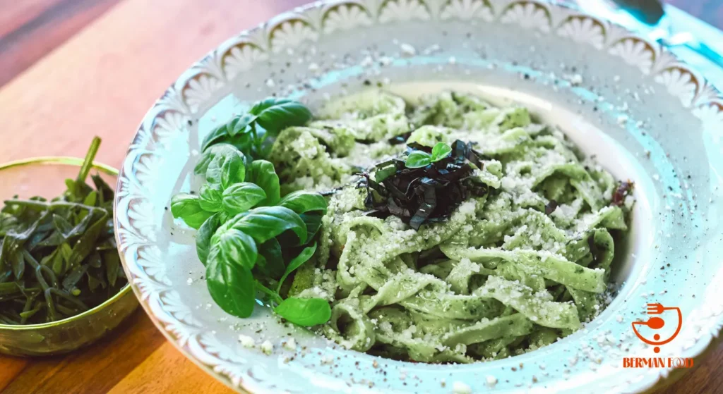 فتوچینی (Fettuccine): به دلیل پهن بودن نوارها، سطح بیشتری برای چسبیدن سس خامه اسفناج دارد.